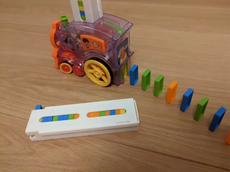 Tray for the domino train