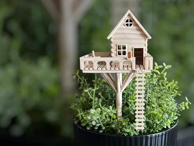 Mini Baumhaus mit Leiter für Blumentopf
