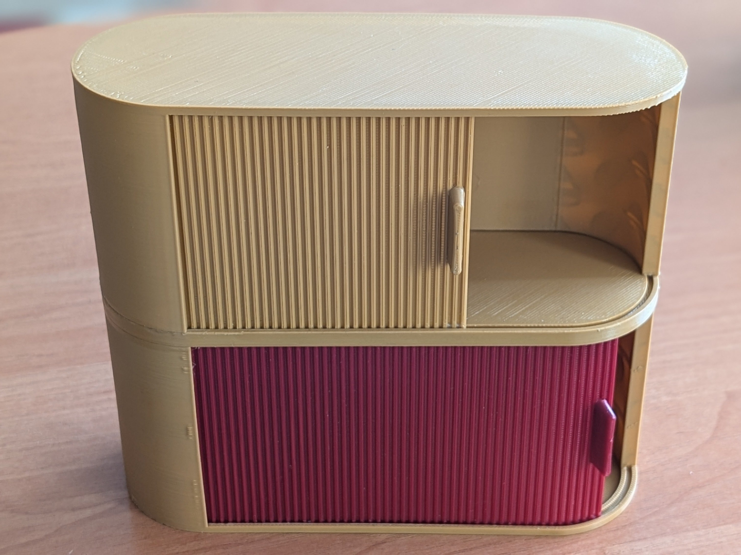 Box with roller shutter with a smooth surface