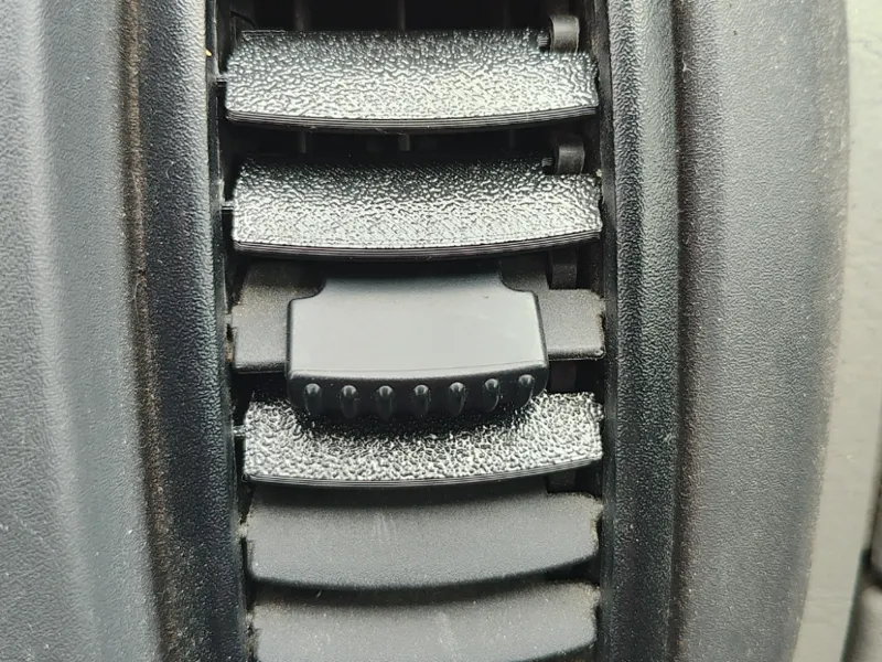 Replacement air-vent louvre fins, Renault Trafic