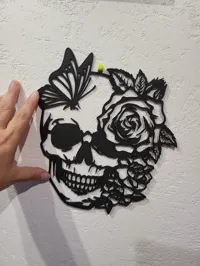 Tête de mort, fleur et papillon en décoration murale — photo 3