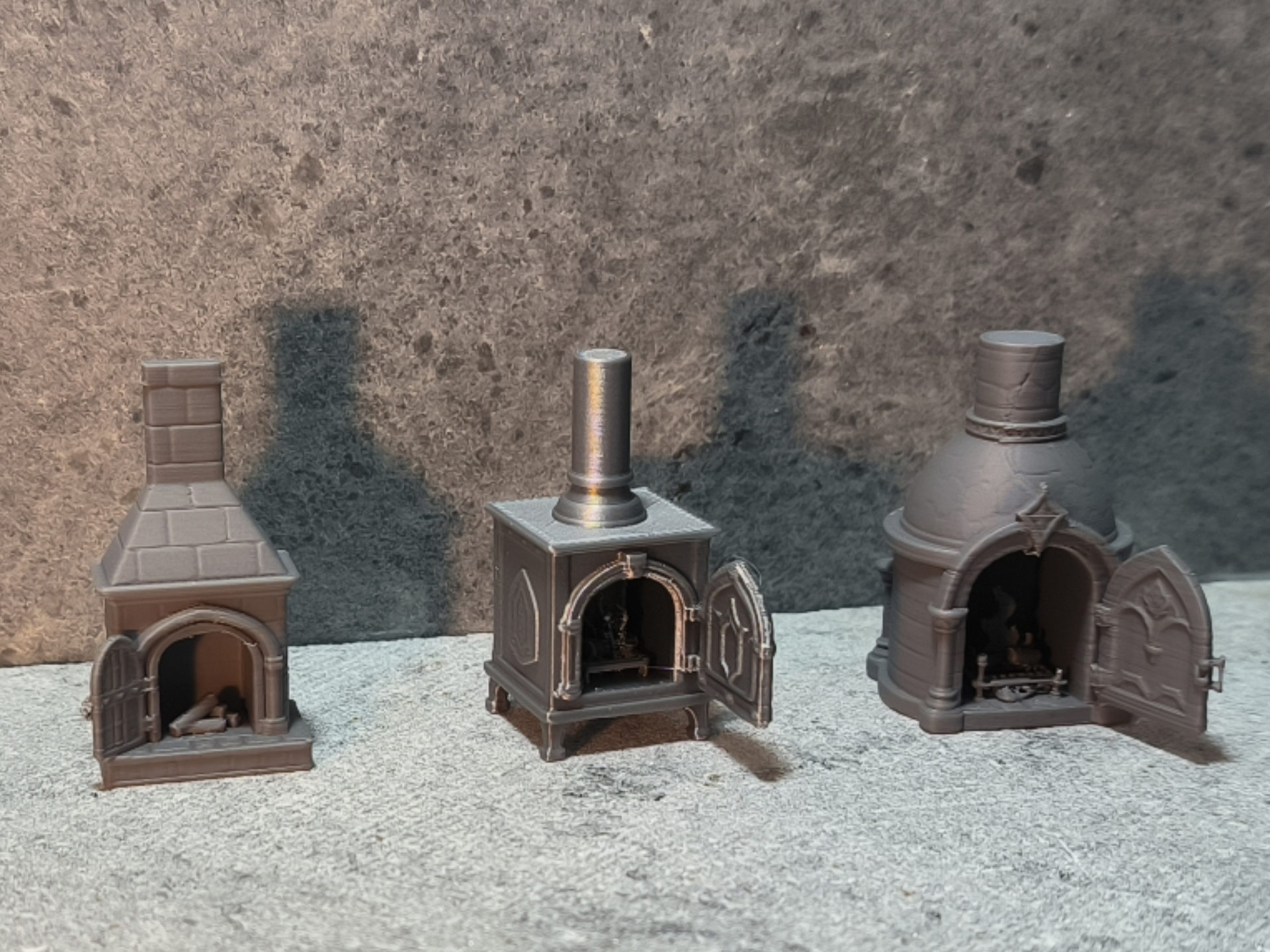 Drei verschiedene Miniatur Kaminöfen DnD 1:56