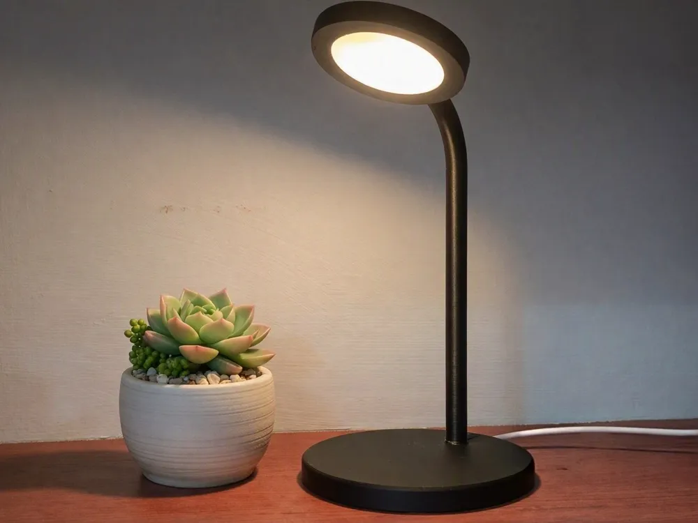 Accesorio de iluminación decorativa: Minimal desk lamp. Referencia del modelo original.