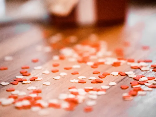 Mini confettis en cœur pour mariage