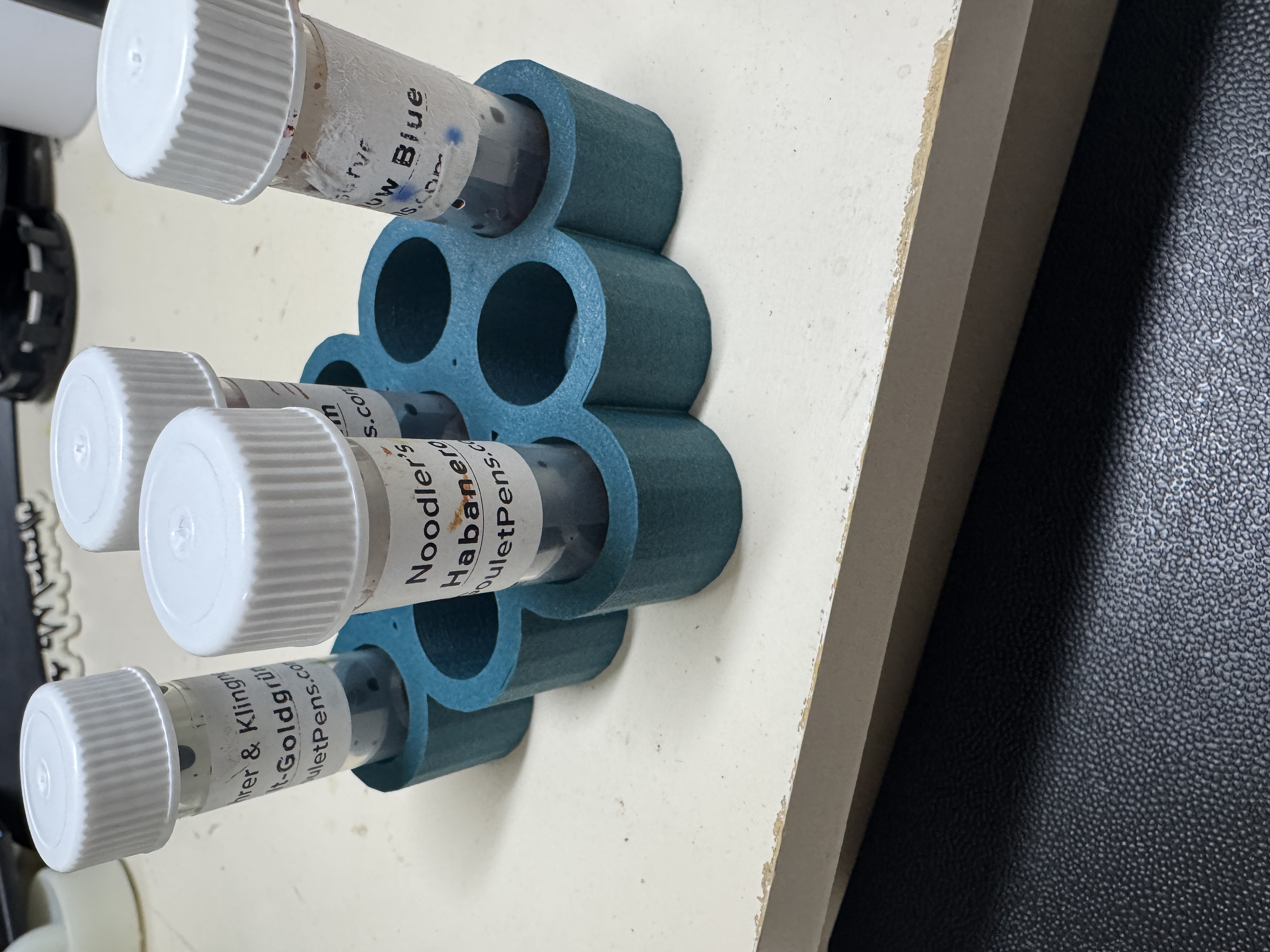 Miniatura 2 do modelo 3D Ink sample vial holder