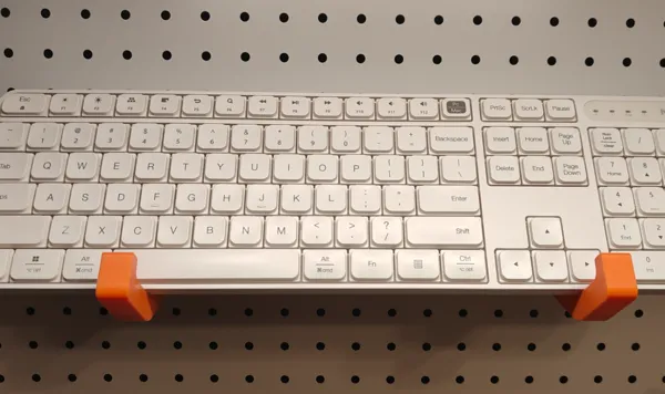 Support clavier pour panneau perforé