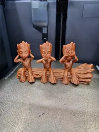 Trio de bébés Groot sur tronc d'arbre — photo 7