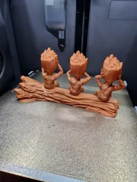 Trio de bébés Groot sur tronc d'arbre — photo 9