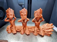 Trio de bébés Groot sur tronc d'arbre — photo 2