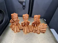 Trio de bébés Groot sur tronc d'arbre — photo 6