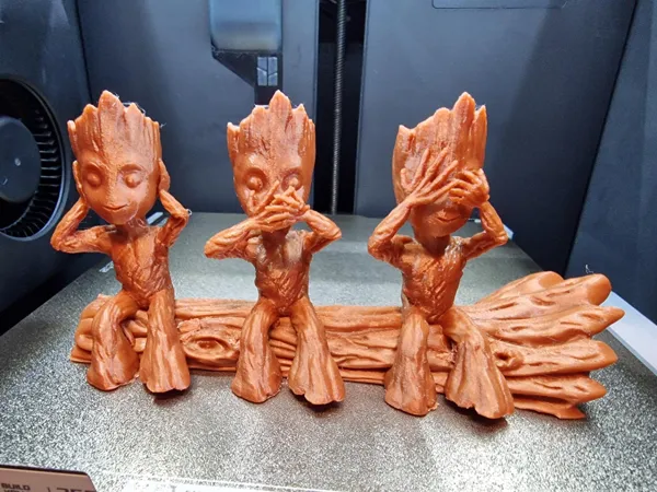 Trio de bébés Groot sur tronc d'arbre
