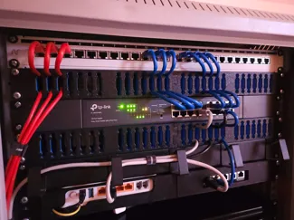 19" Rack cable management with cable detent