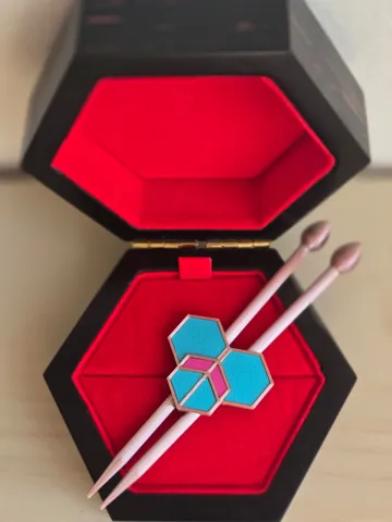 Letrero o emblema decorativo: Bee Miraculous Haircomb - Season 6 camouflage — vista de referencia 2