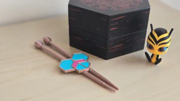 Letrero o emblema decorativo: Bee Miraculous Haircomb - Season 6 camouflage — vista de referencia 5