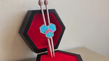 Letrero o emblema decorativo: Bee Miraculous Haircomb - Season 6 camouflage — vista de referencia 4