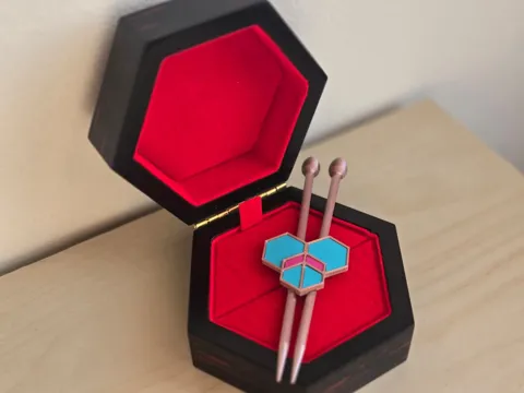 Letrero o emblema decorativo: Bee Miraculous Haircomb - Season 6 camouflage — referencia de MakerWorld