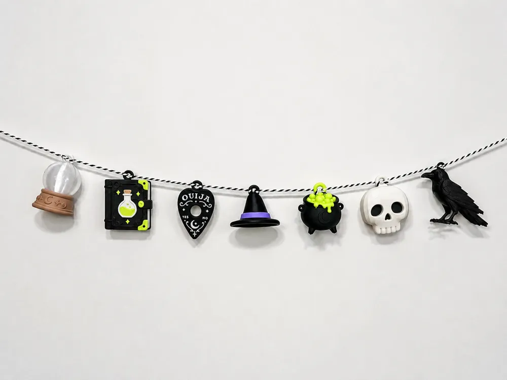 Adorno temático: Witch's Potion Book, Halloween Garland Charm. Referencia del modelo original.