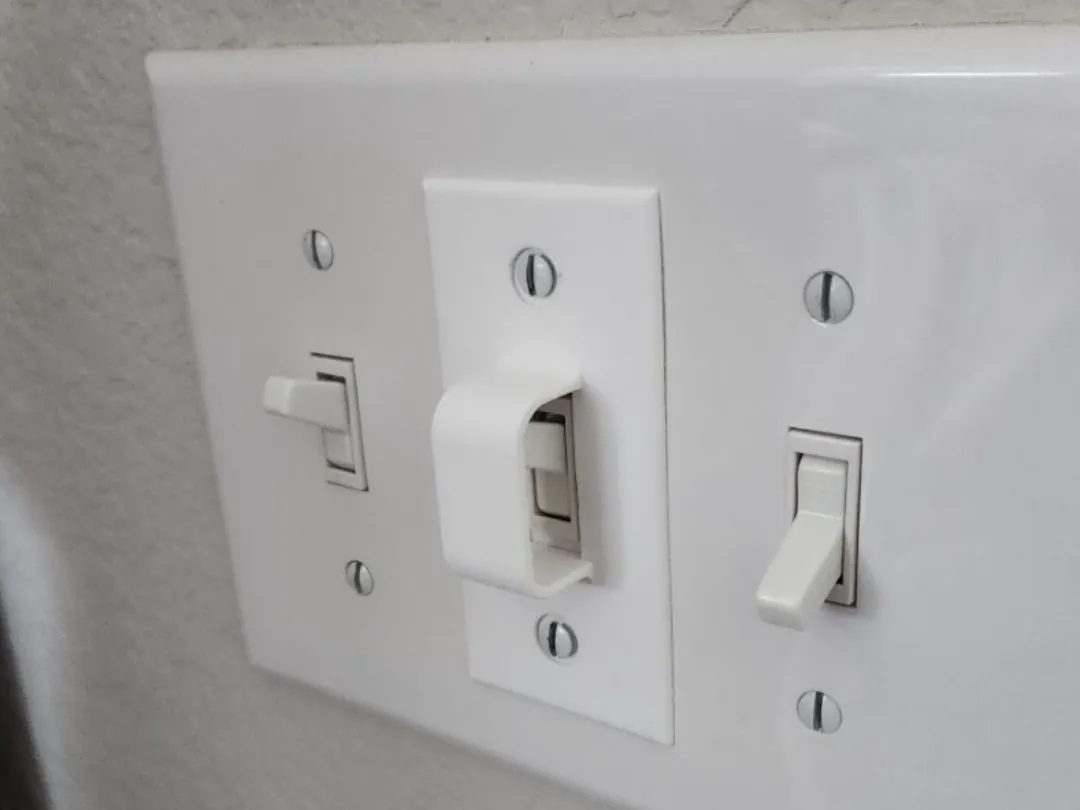 Cache interrupteur à côtés ouverts
