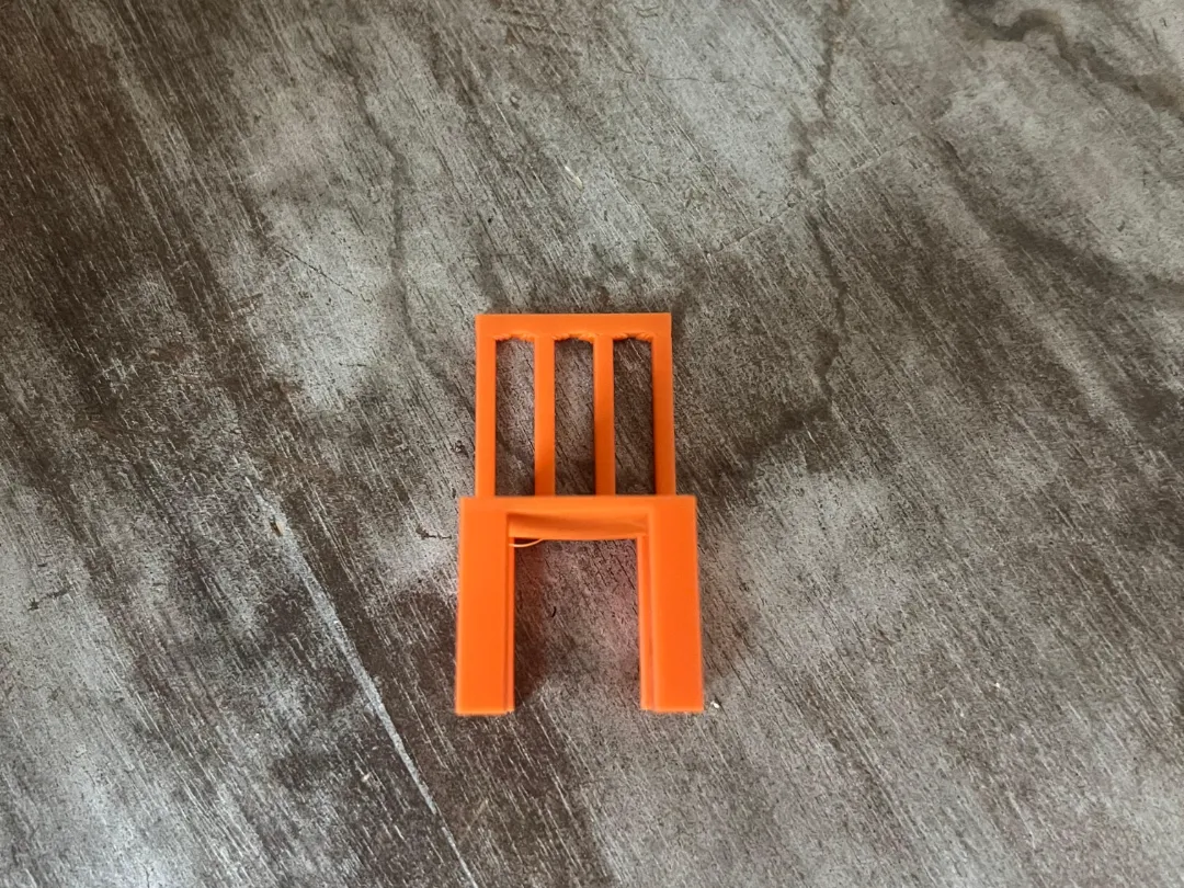 Petite chaise miniature 1/50