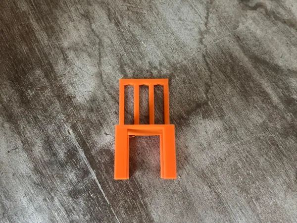 Petite chaise miniature 1/50
