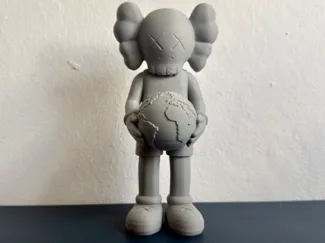 KAWS Globus-Figur