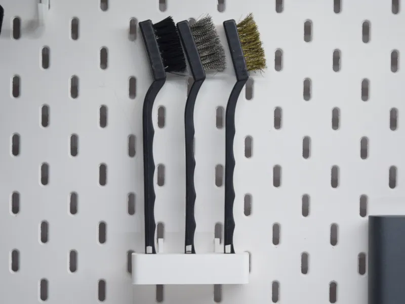 Skadis wire brush holder