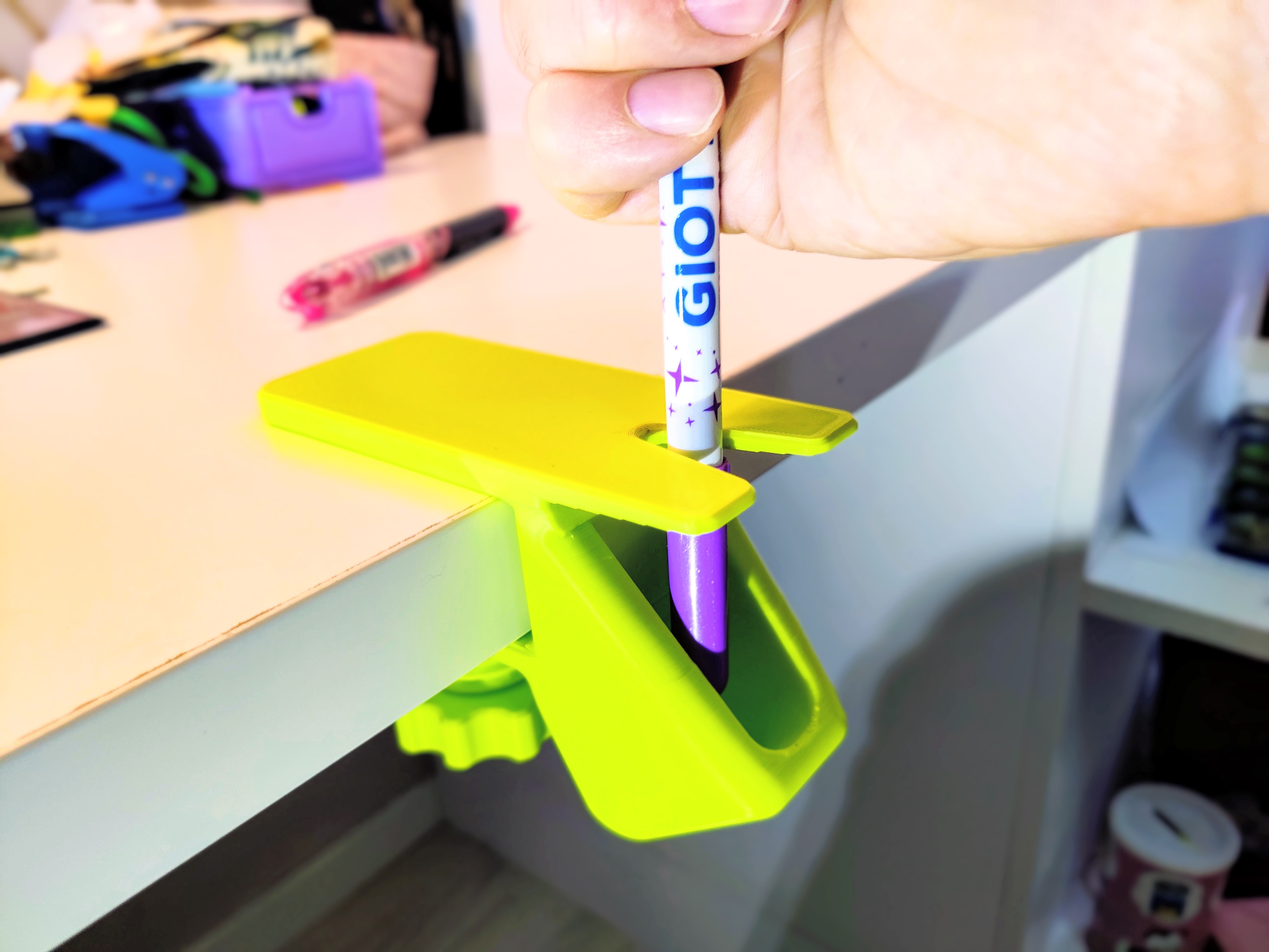 CapDock – One-Hand Pen & Marker Cap Aid | CapSnap - 1
