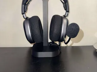 Headphone stand with cable holder for charging