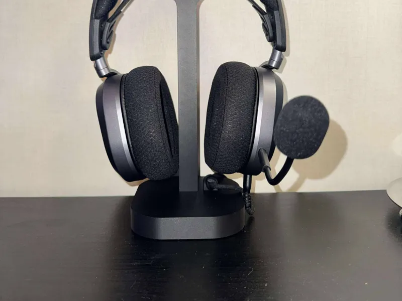 Headphone stand with cable holder for charging