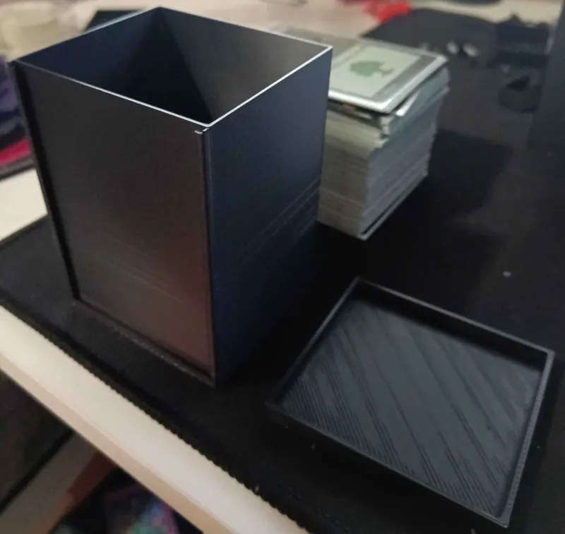 Commander Deck Box with Display Slot