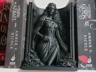 Dark Queen Book Nook – Gothic Fantasy Queen