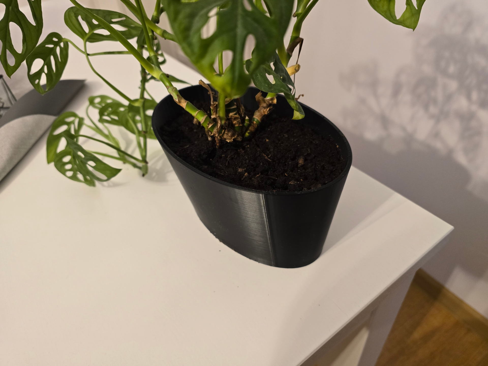 Simple oval pot with drain