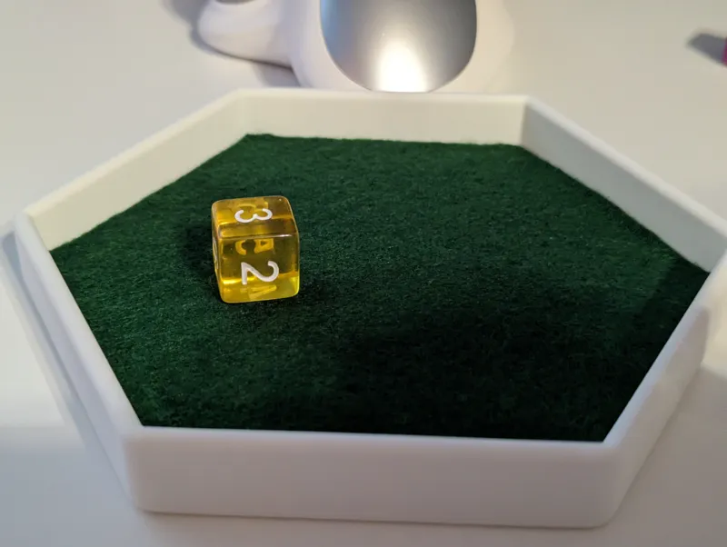 Low profile dice tray with felt cutout template