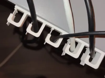 Cable seperator with movable closing gates