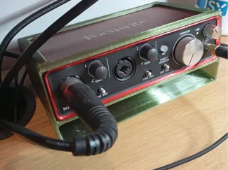 Focusrite Scarlett 2i2 angled stand