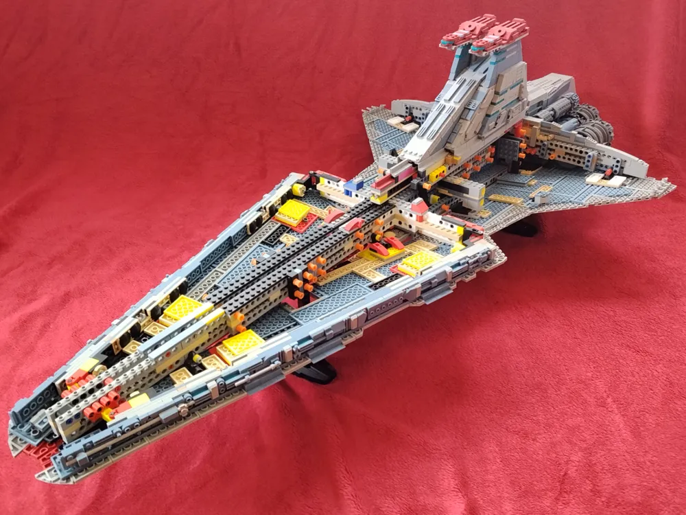 Letrero o emblema decorativo: Star Wars Venator Republic Cruiser 75367 Part 26. Referencia del modelo original.