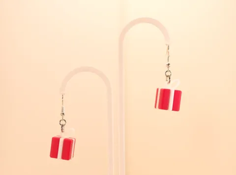 Gift box earrings view 2