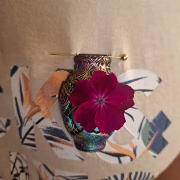 Jarrón decorativo: Broken Vase Brooch: Bloom from the Fractures — vista de referencia 2