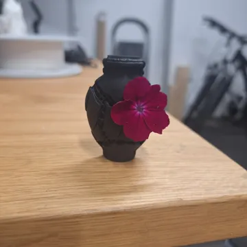 Jarrón decorativo: Broken Vase Brooch: Bloom from the Fractures — vista de referencia 3