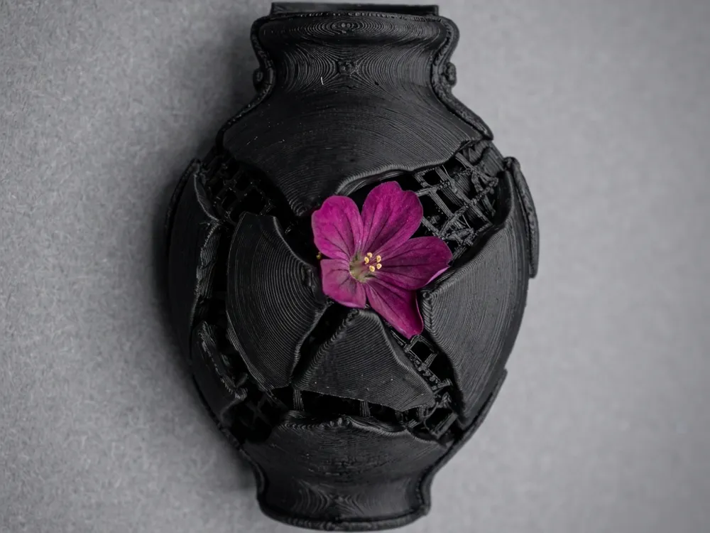 Jarrón decorativo: Broken Vase Brooch: Bloom from the Fractures. Referencia del modelo original.