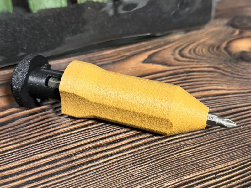 Screwdriver with bit holder (magnetic)
