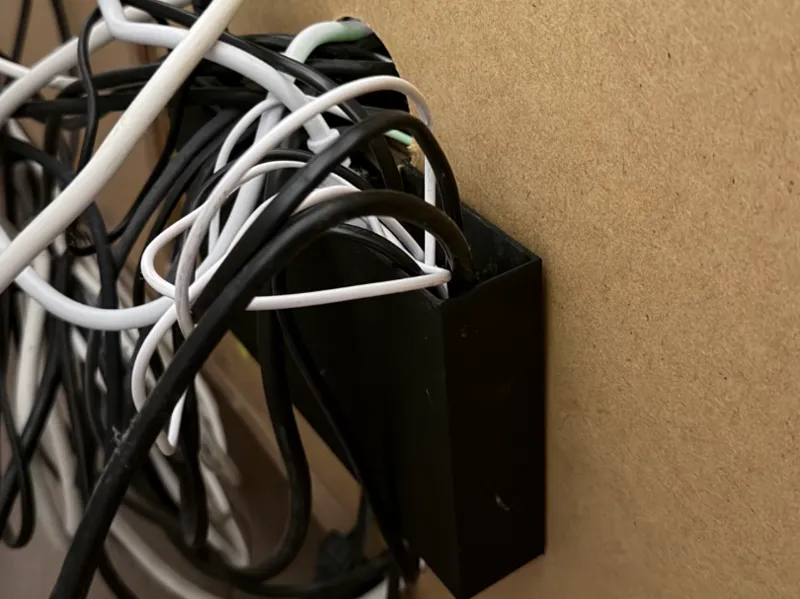 Kabel & Netzteilhalterung für TV-Board
