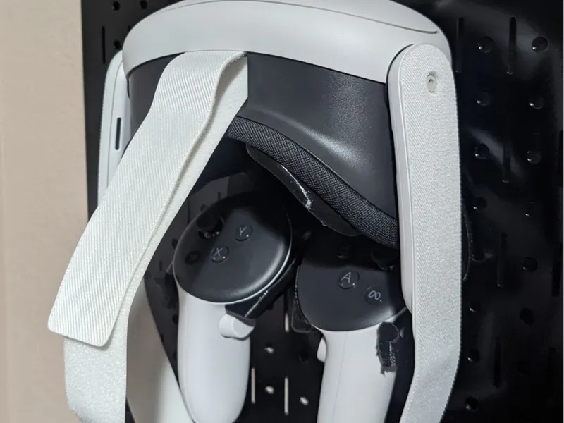 Quest 3 & Controller holder for standard pegboard