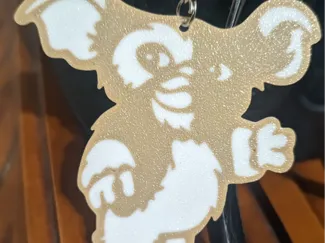 gizmo llavero misma capa