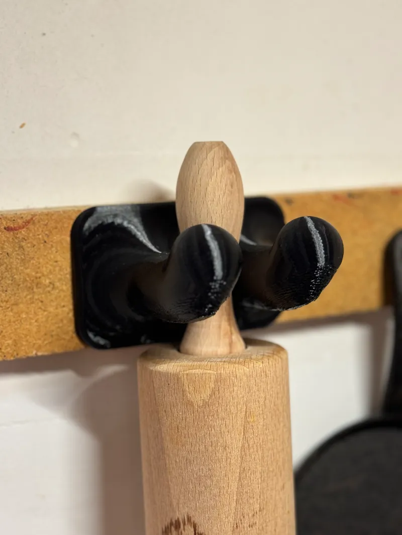 Rolling pin hanger