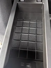 Base Gridfinity pour accoudoir Toyota Prius — photo 3