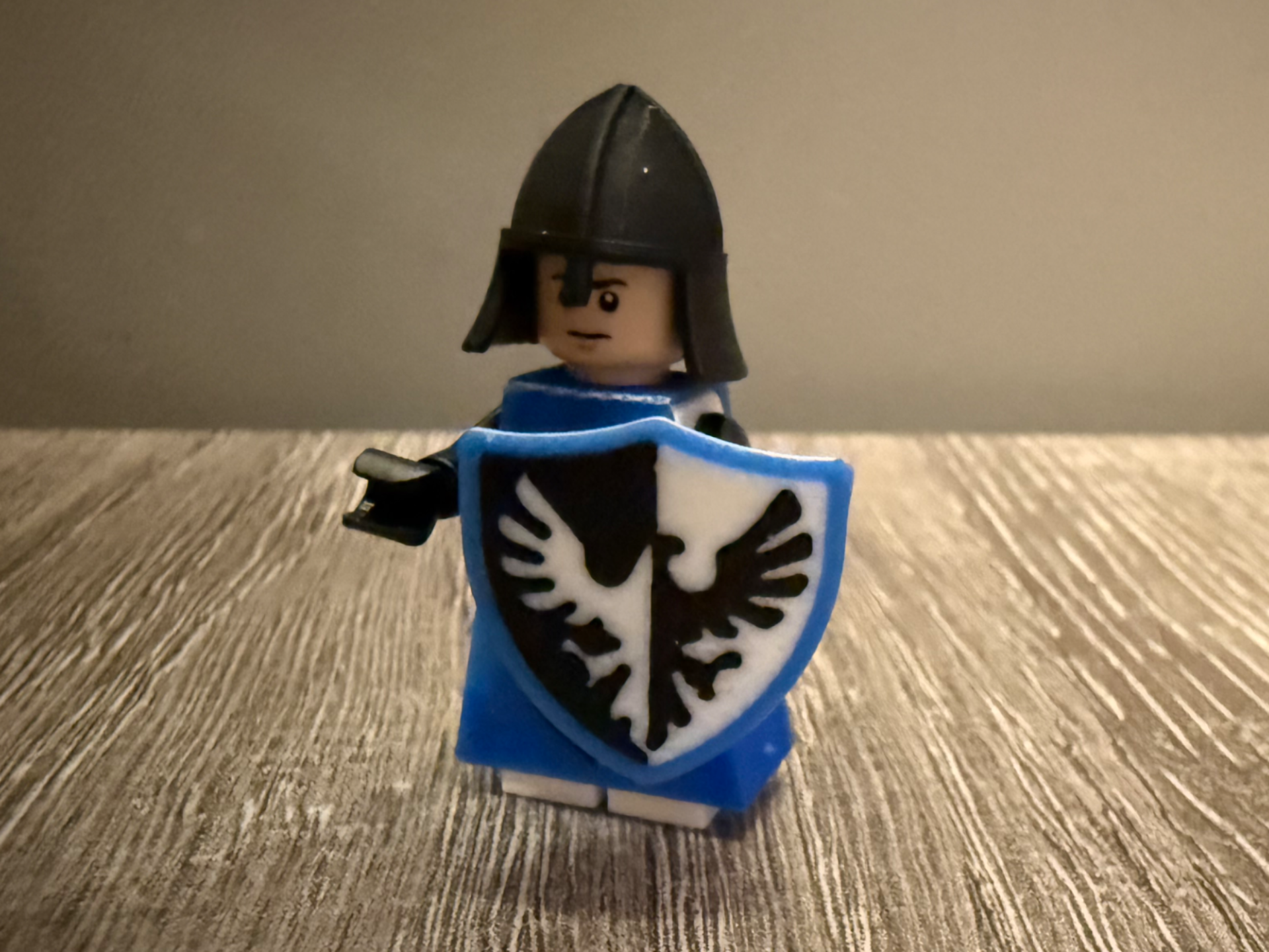 Minifigure Black Falcon Shield