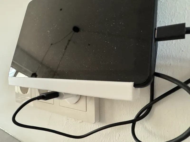 Steckdosenhalter für Tablet mit Eurosteckeradapter