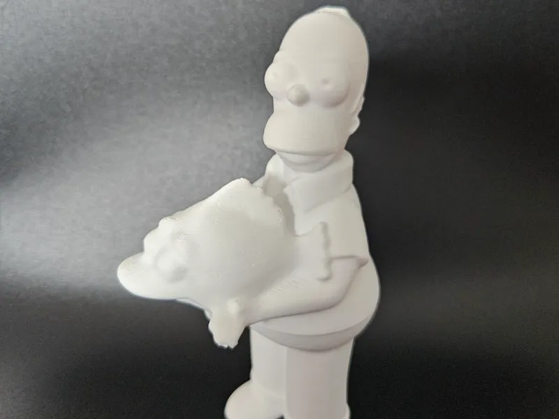 Homer Simpson con pesce triocchiuto 