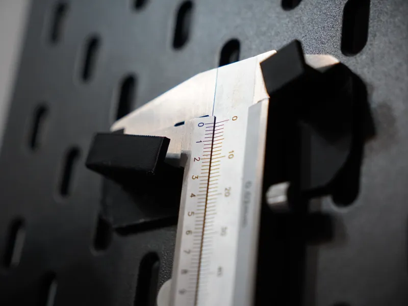 caliper holder (skadis)